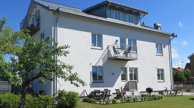 Fastighet med vit fasad som ägs av Baliro Fastigheter