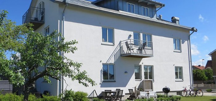Fastighet med vit fasad som ägs av Baliro Fastigheter